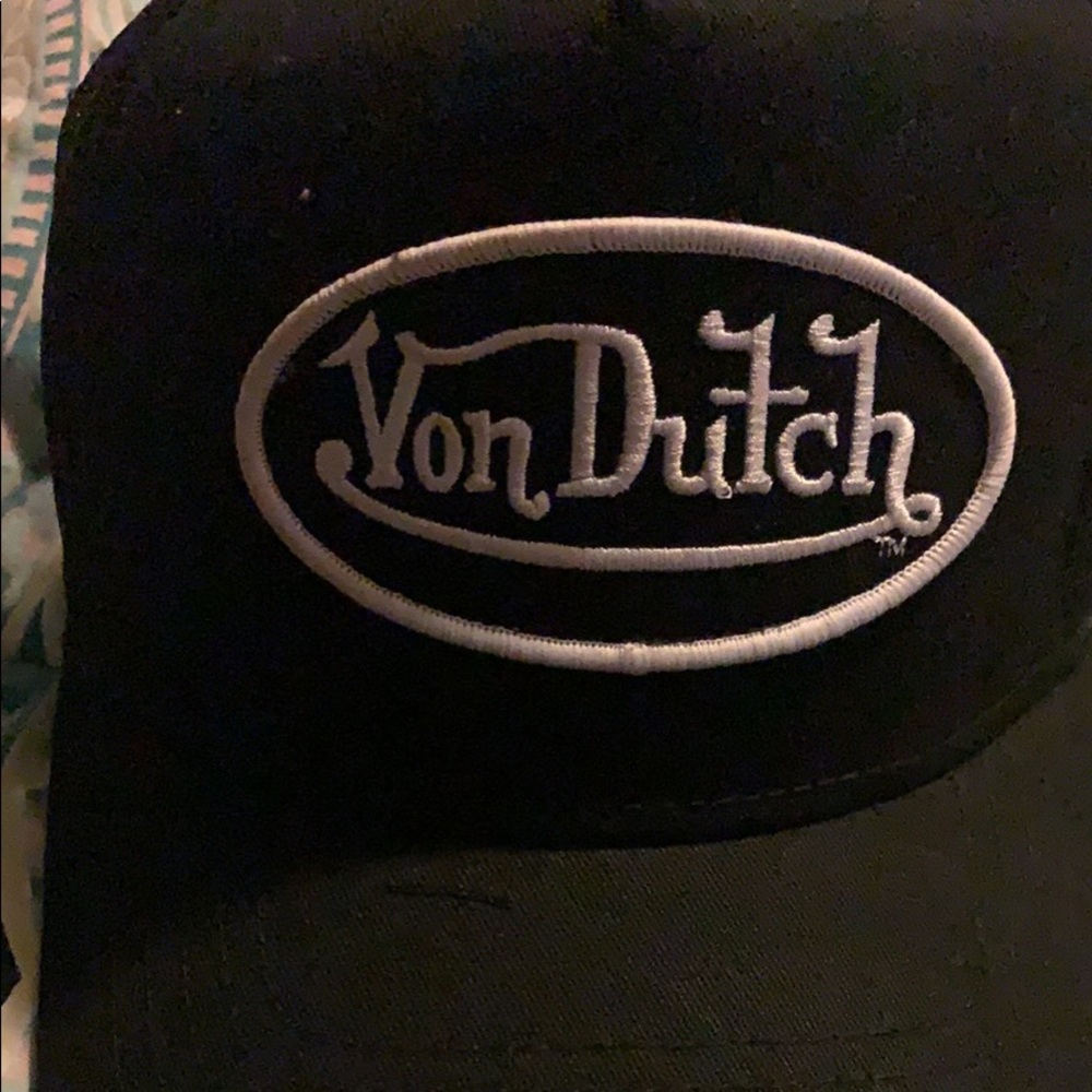 Black von Dutch hat